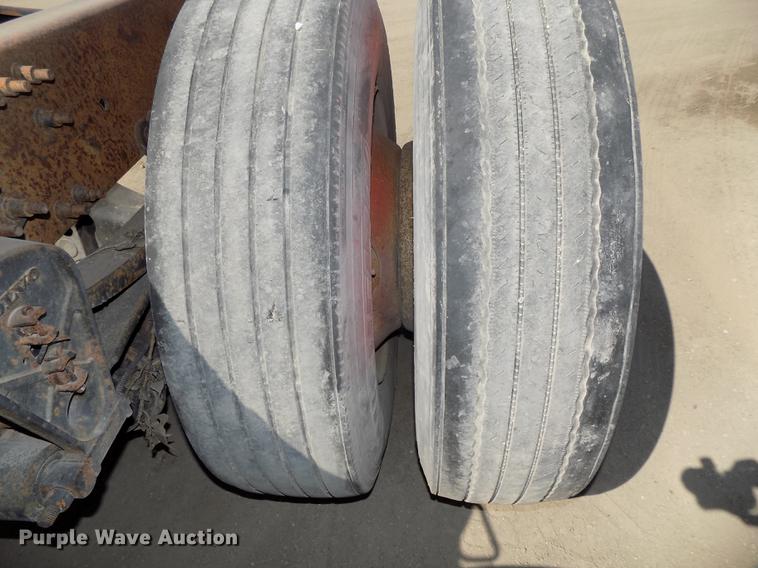 image for item DB8605 2000 Volvo VN semi truck