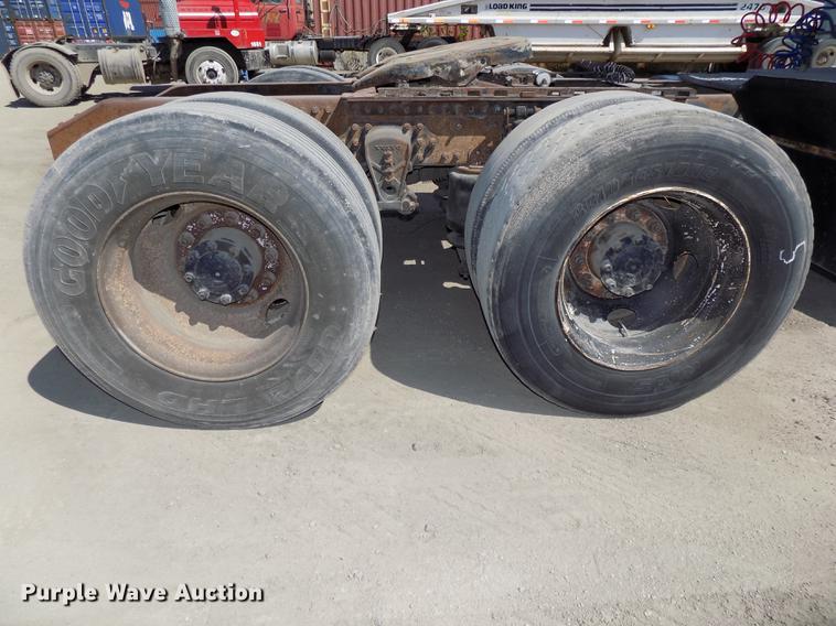 image for item DB8605 2000 Volvo VN semi truck