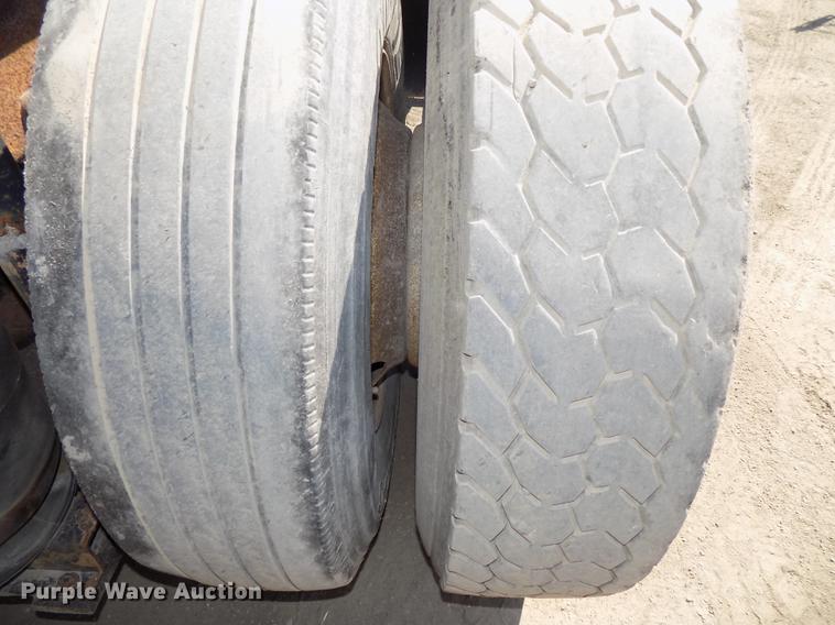 image for item DB8605 2000 Volvo VN semi truck