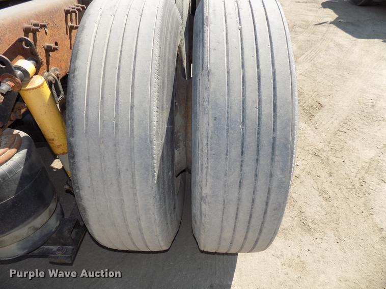 image for item DB8605 2000 Volvo VN semi truck