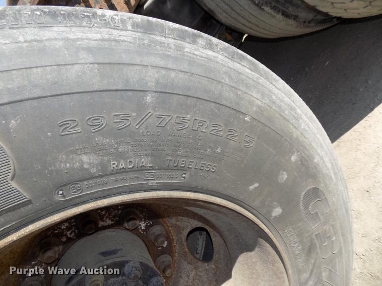 image for item DB8605 2000 Volvo VN semi truck