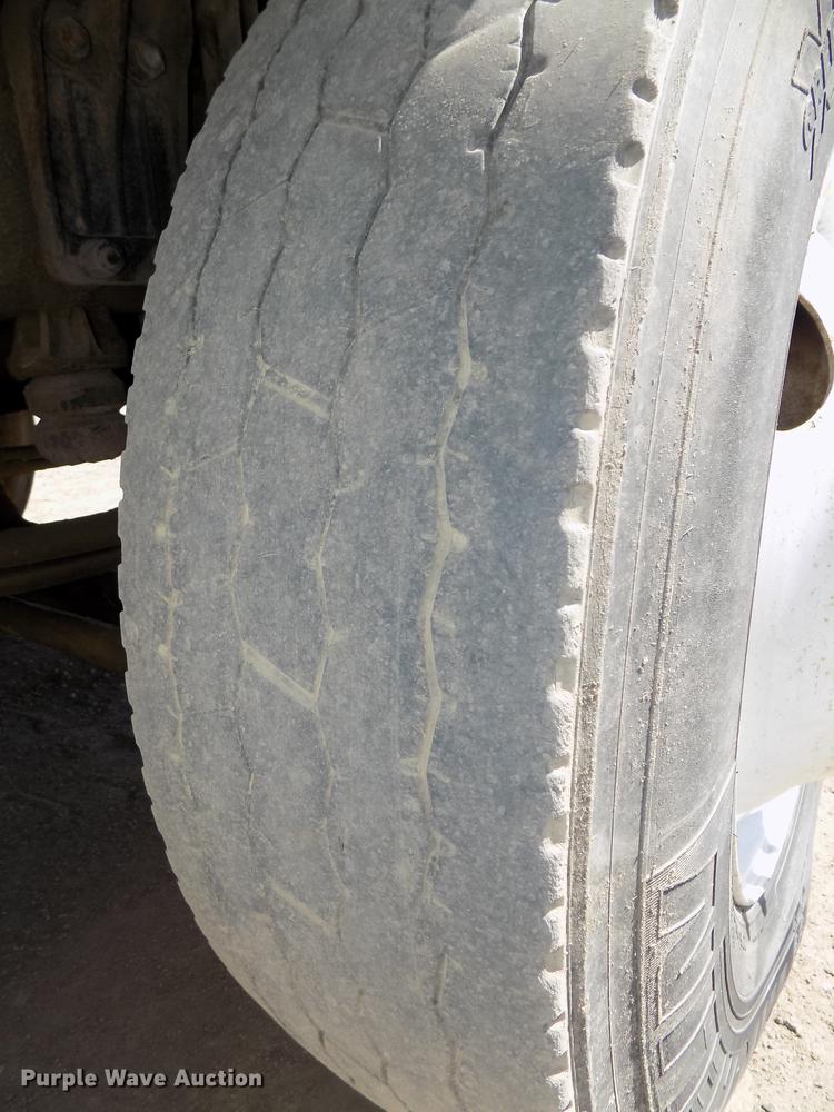 image for item DB8605 2000 Volvo VN semi truck