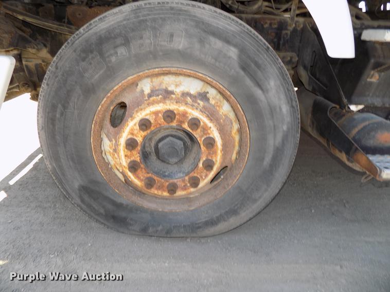 image for item DB8605 2000 Volvo VN semi truck