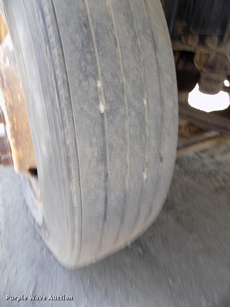 image for item DB8605 2000 Volvo VN semi truck