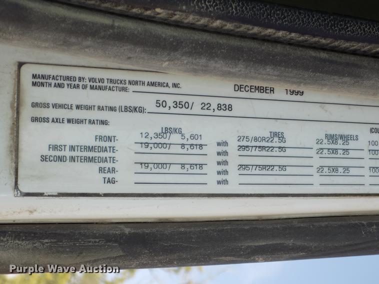 image for item DB8605 2000 Volvo VN semi truck