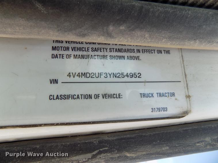 image for item DB8605 2000 Volvo VN semi truck