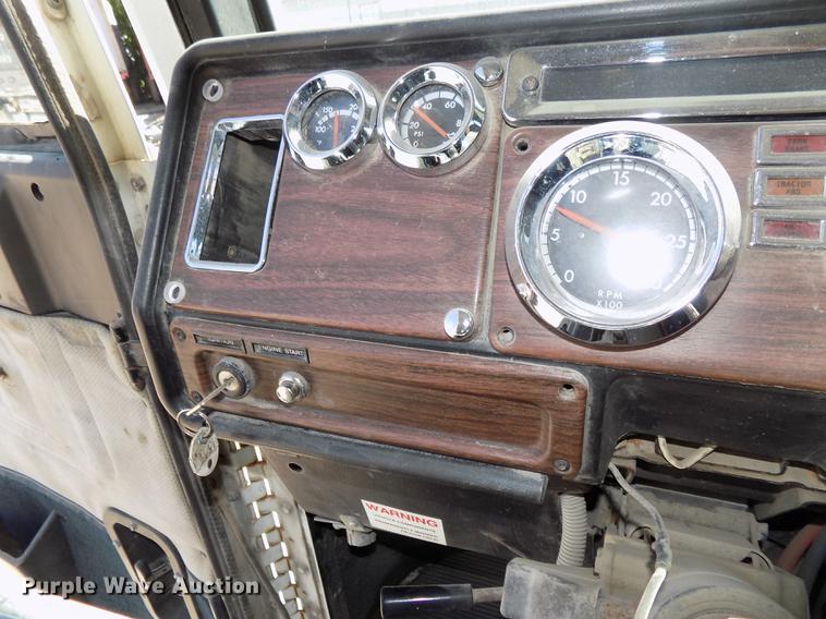 image for item DB8606 1999 Freightliner FLD112 semi truck