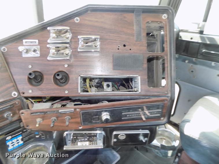 image for item DB8606 1999 Freightliner FLD112 semi truck