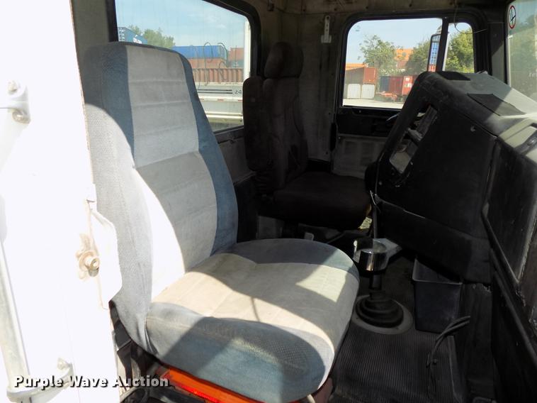 image for item DB8606 1999 Freightliner FLD112 semi truck