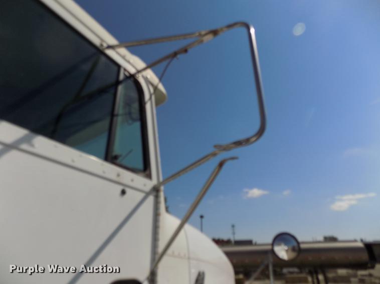 image for item DB8606 1999 Freightliner FLD112 semi truck