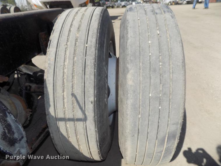 image for item DB8606 1999 Freightliner FLD112 semi truck