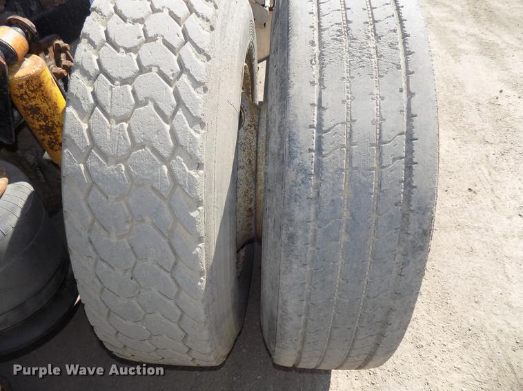 image for item DB8606 1999 Freightliner FLD112 semi truck