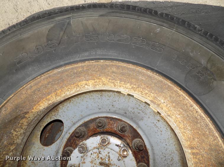 image for item DB8606 1999 Freightliner FLD112 semi truck