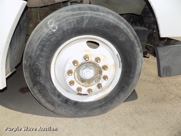 image for item DB8606 1999 Freightliner FLD112 semi truck