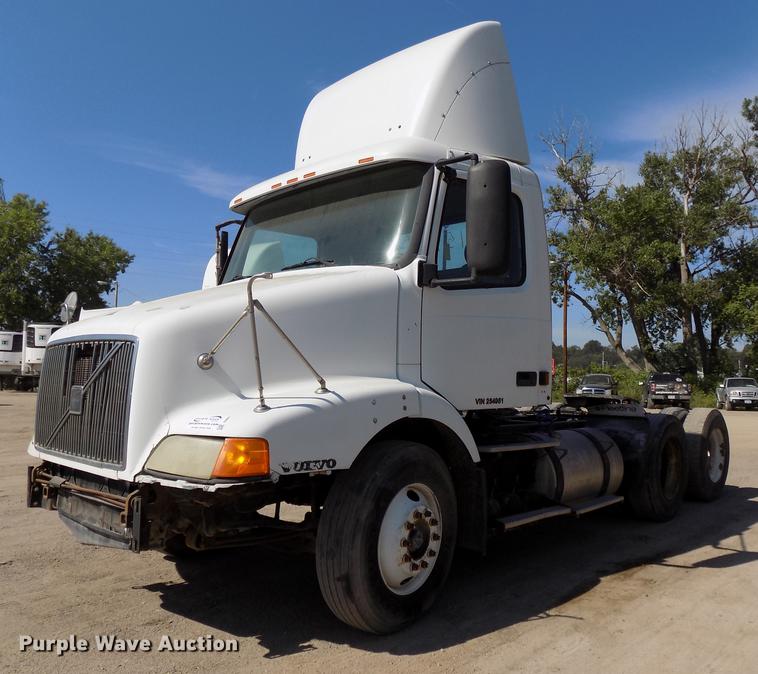 image for item DB8607 2000 Volvo VN semi truck