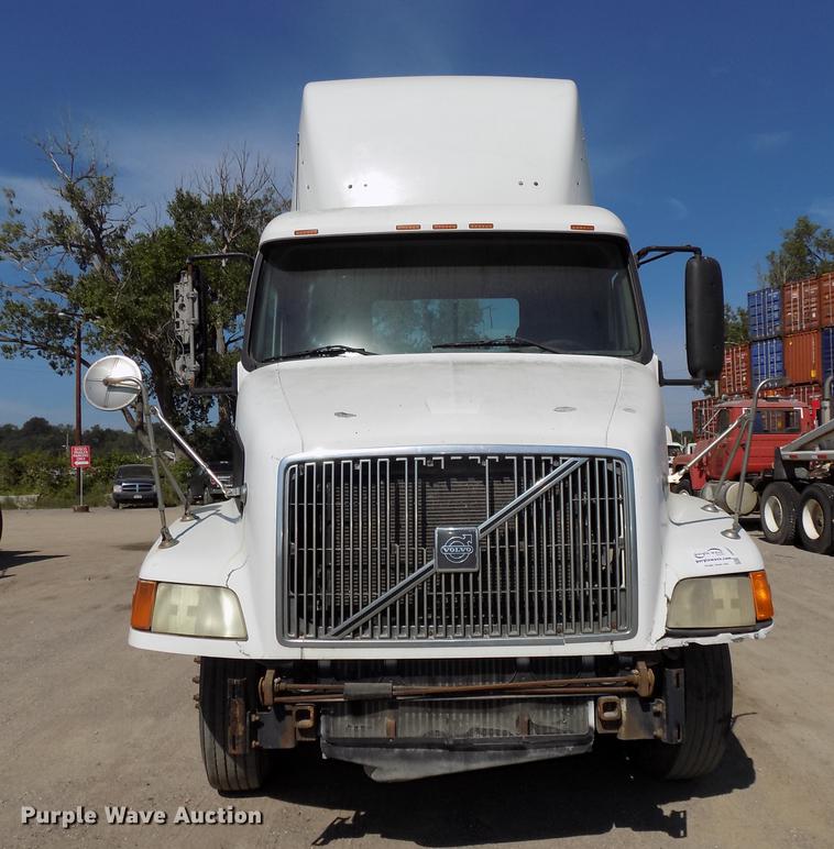 image for item DB8607 2000 Volvo VN semi truck