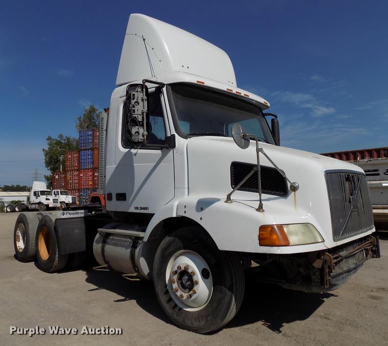 image for item DB8607 2000 Volvo VN semi truck