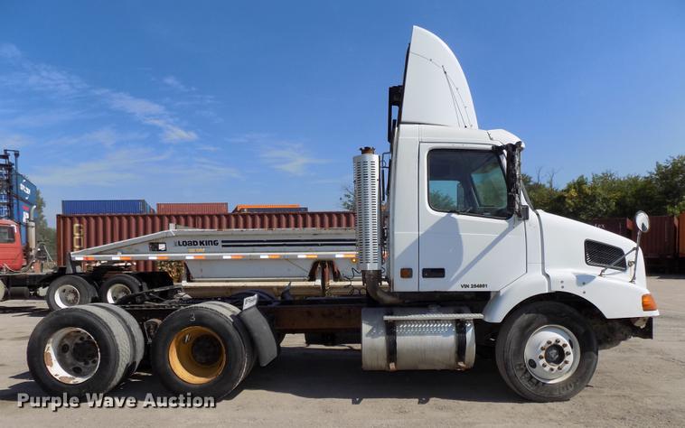 image for item DB8607 2000 Volvo VN semi truck