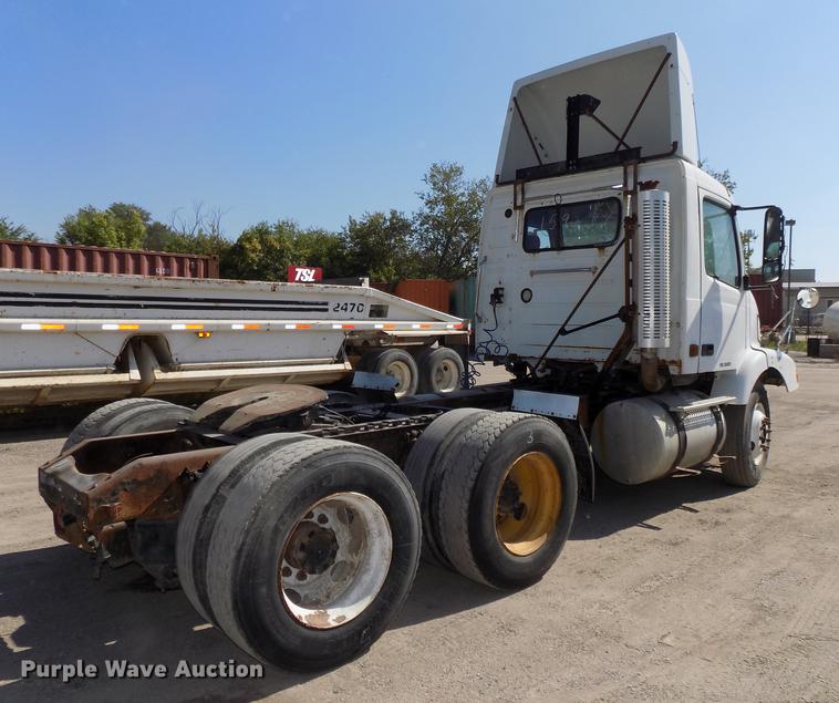 image for item DB8607 2000 Volvo VN semi truck