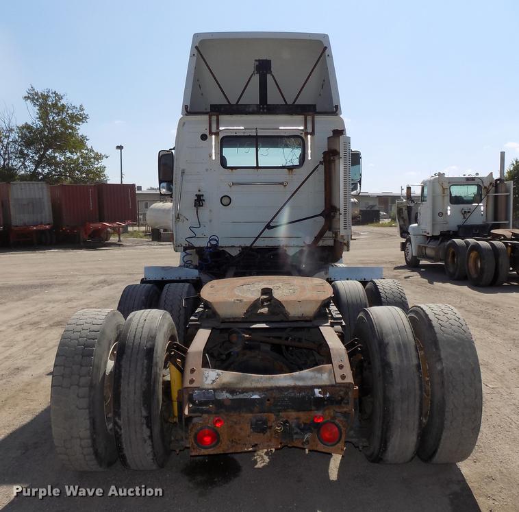 image for item DB8607 2000 Volvo VN semi truck