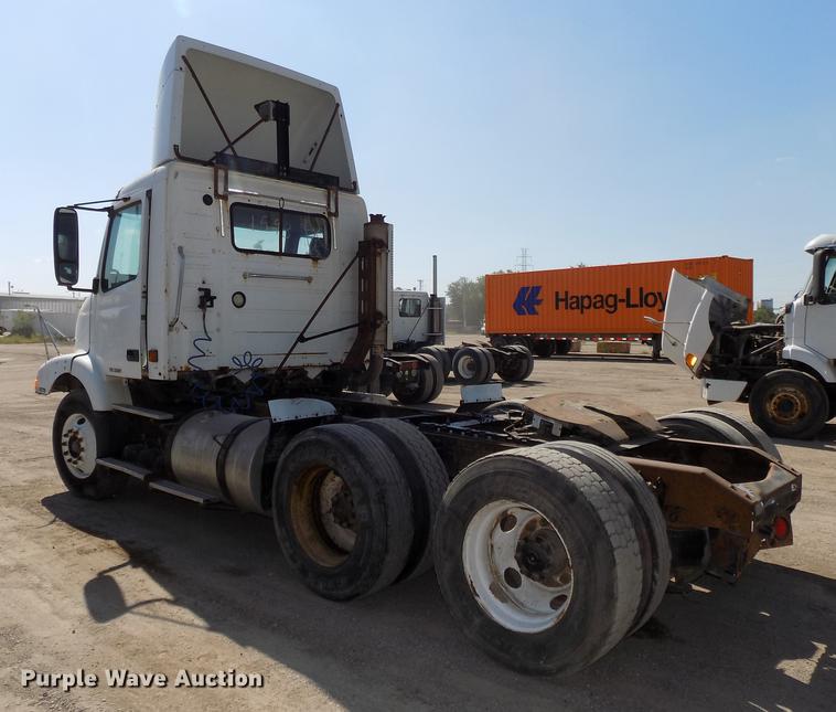 image for item DB8607 2000 Volvo VN semi truck