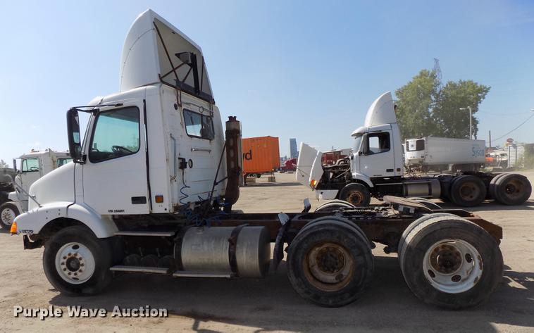 image for item DB8607 2000 Volvo VN semi truck