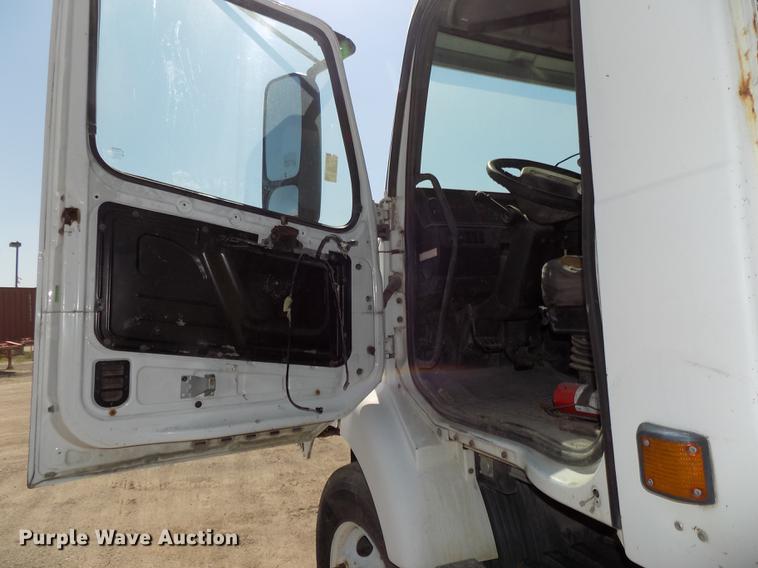 image for item DB8607 2000 Volvo VN semi truck