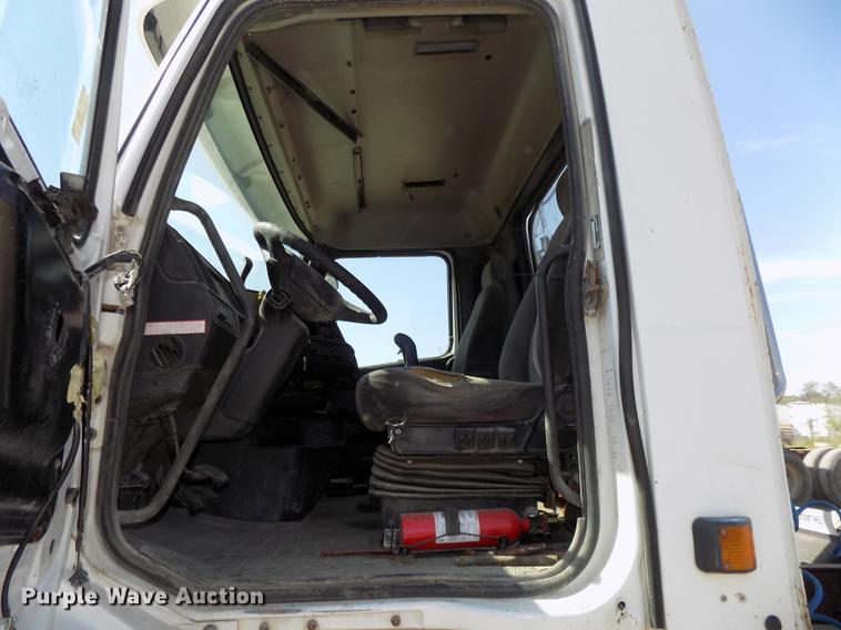 image for item DB8607 2000 Volvo VN semi truck