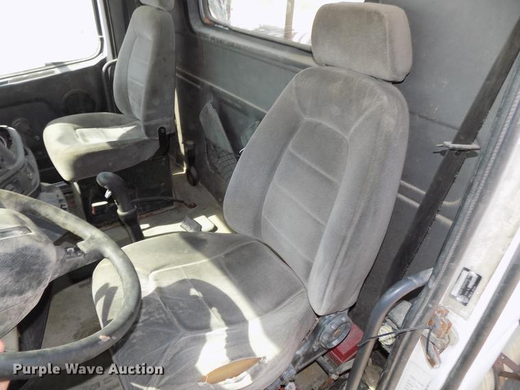 image for item DB8607 2000 Volvo VN semi truck