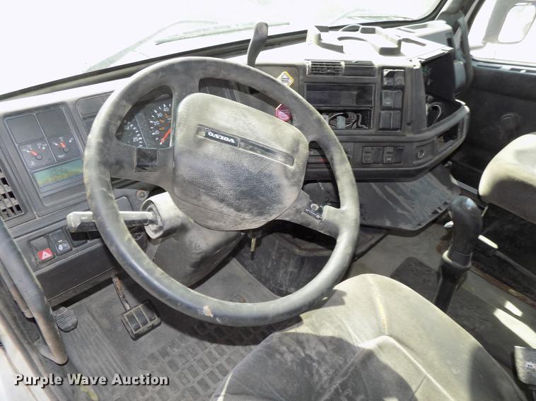 image for item DB8607 2000 Volvo VN semi truck