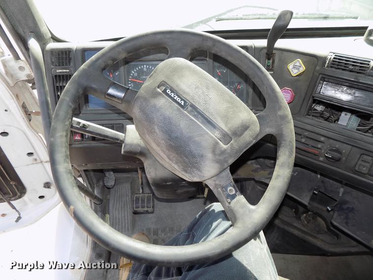 image for item DB8607 2000 Volvo VN semi truck