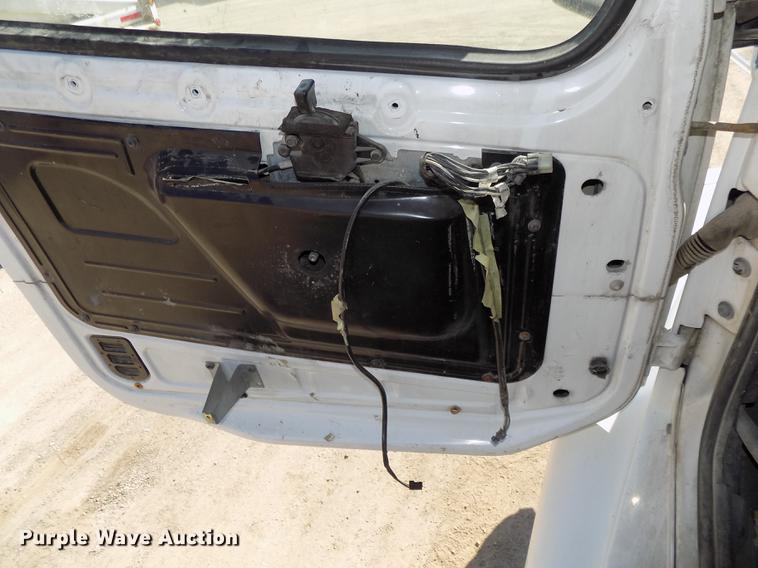 image for item DB8607 2000 Volvo VN semi truck