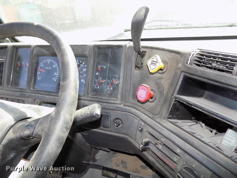 image for item DB8607 2000 Volvo VN semi truck