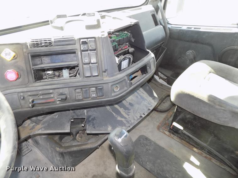 image for item DB8607 2000 Volvo VN semi truck