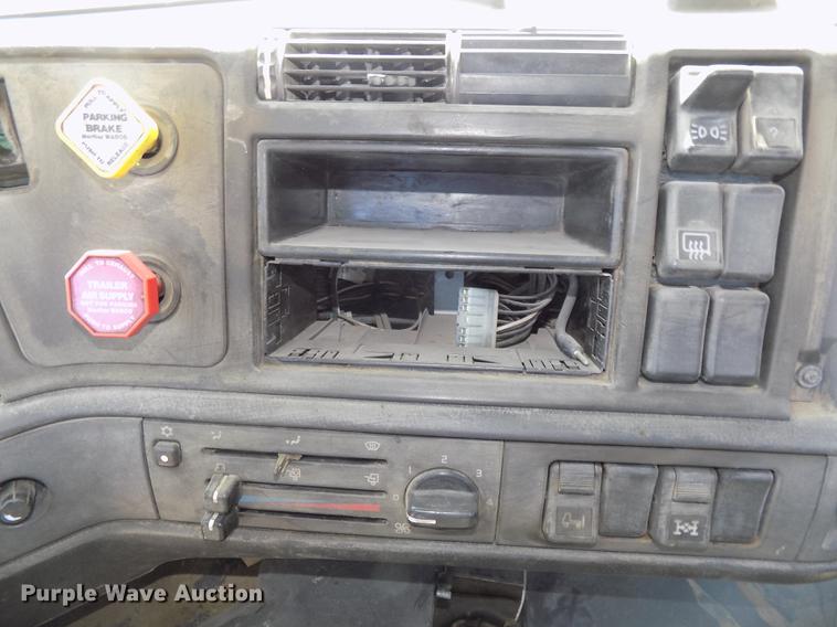 image for item DB8607 2000 Volvo VN semi truck