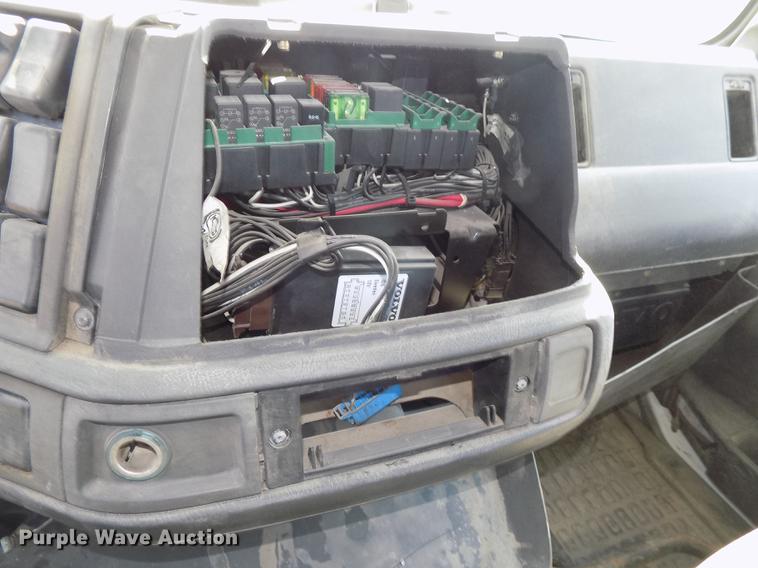 image for item DB8607 2000 Volvo VN semi truck