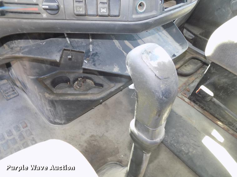 image for item DB8607 2000 Volvo VN semi truck