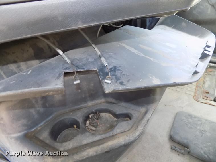 image for item DB8607 2000 Volvo VN semi truck