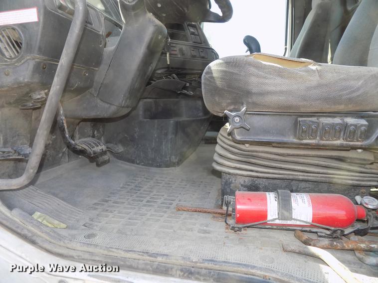 image for item DB8607 2000 Volvo VN semi truck