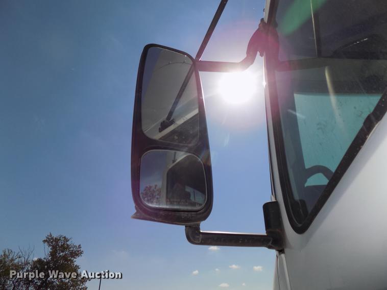 image for item DB8607 2000 Volvo VN semi truck