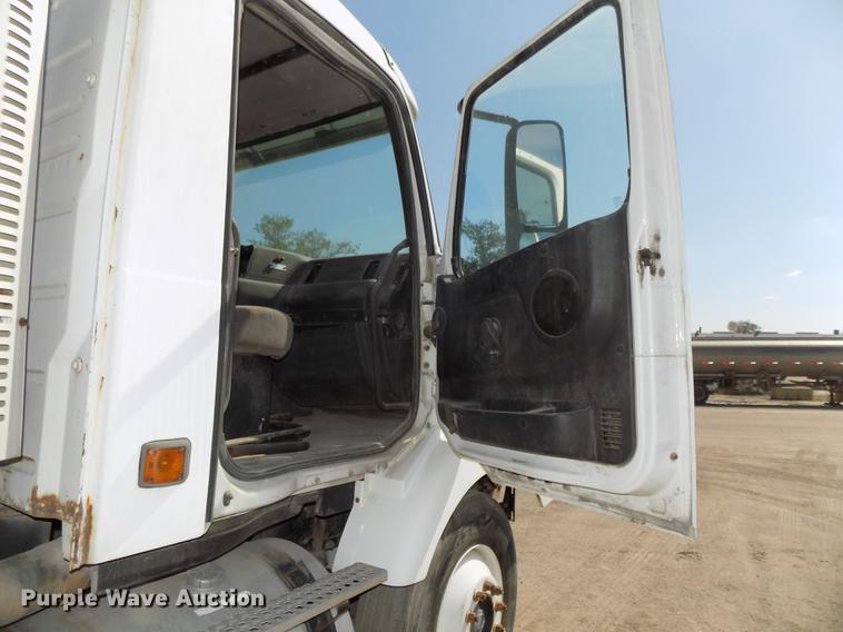 image for item DB8607 2000 Volvo VN semi truck