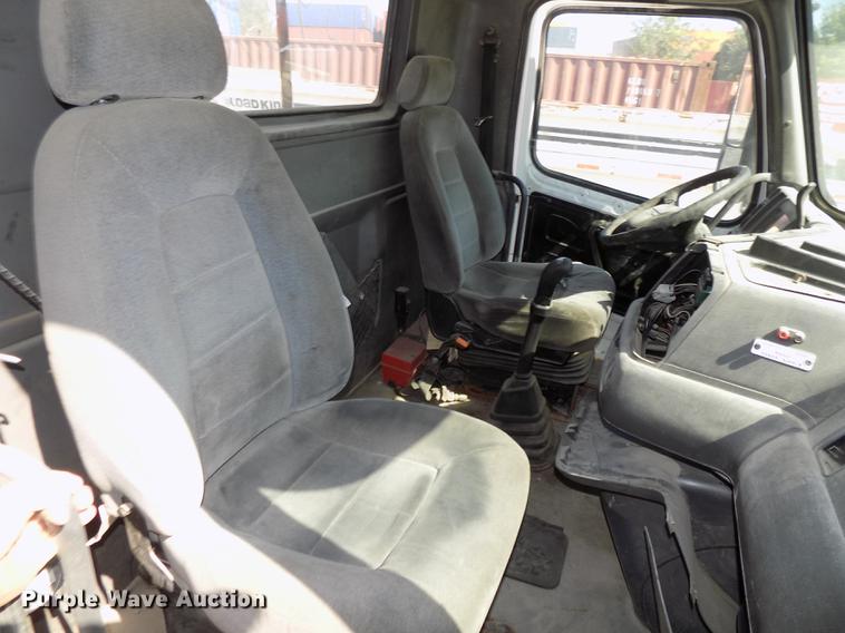 image for item DB8607 2000 Volvo VN semi truck