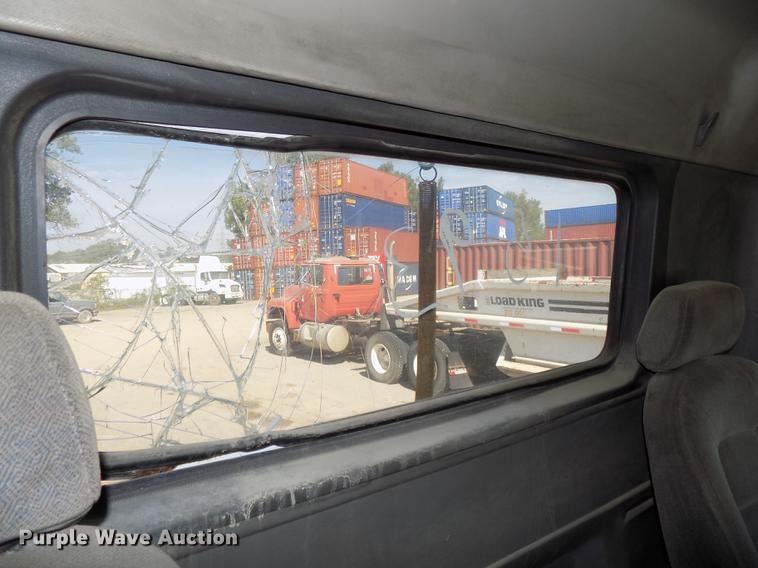 image for item DB8607 2000 Volvo VN semi truck