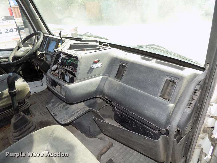 image for item DB8607 2000 Volvo VN semi truck