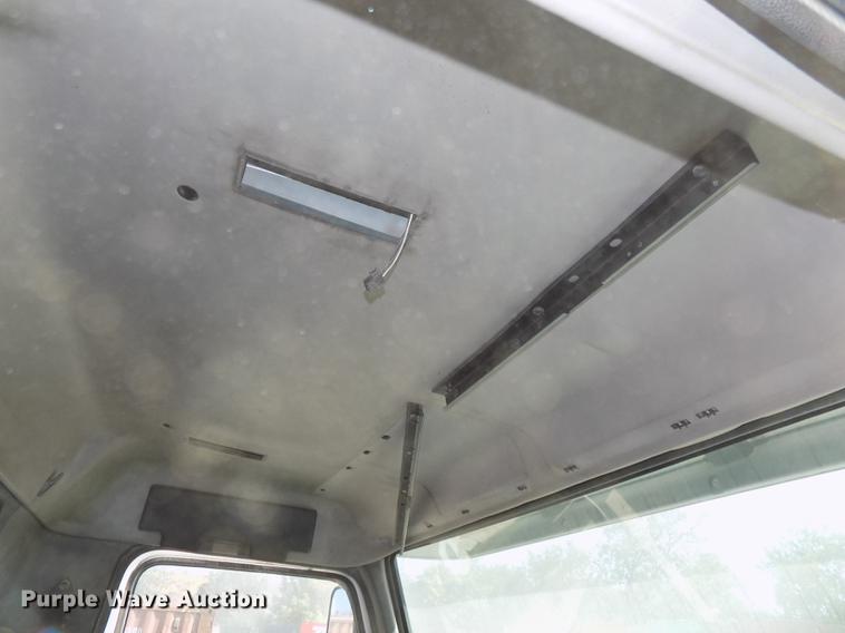 image for item DB8607 2000 Volvo VN semi truck