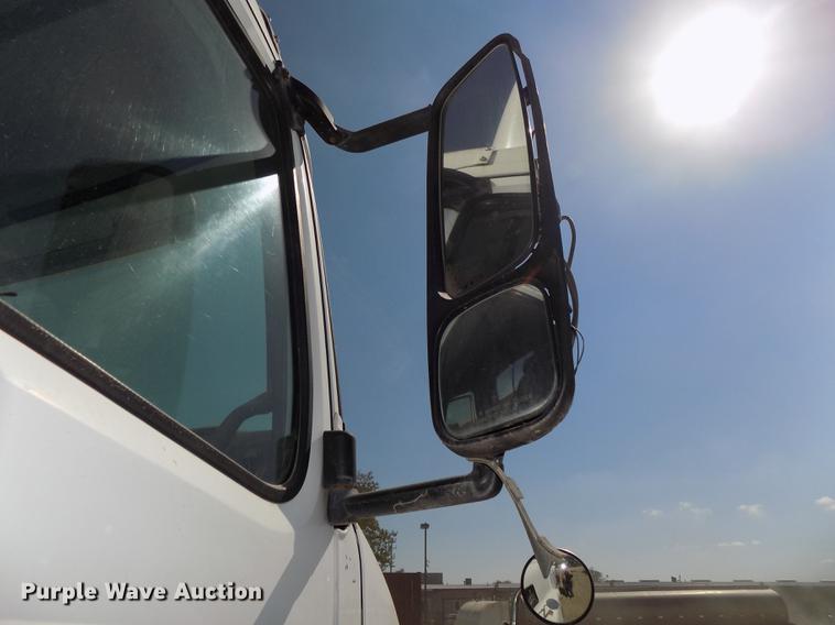 image for item DB8607 2000 Volvo VN semi truck