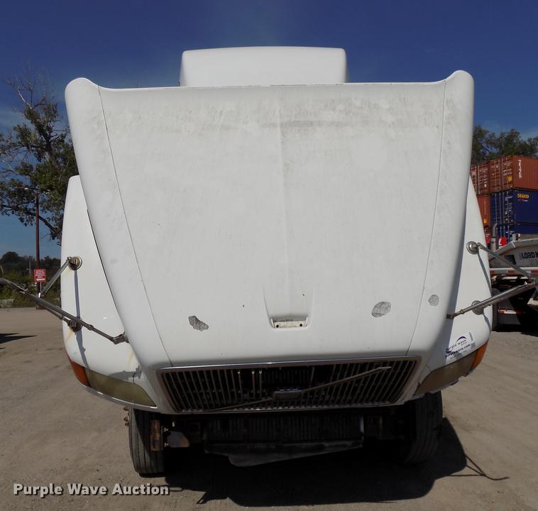 image for item DB8607 2000 Volvo VN semi truck