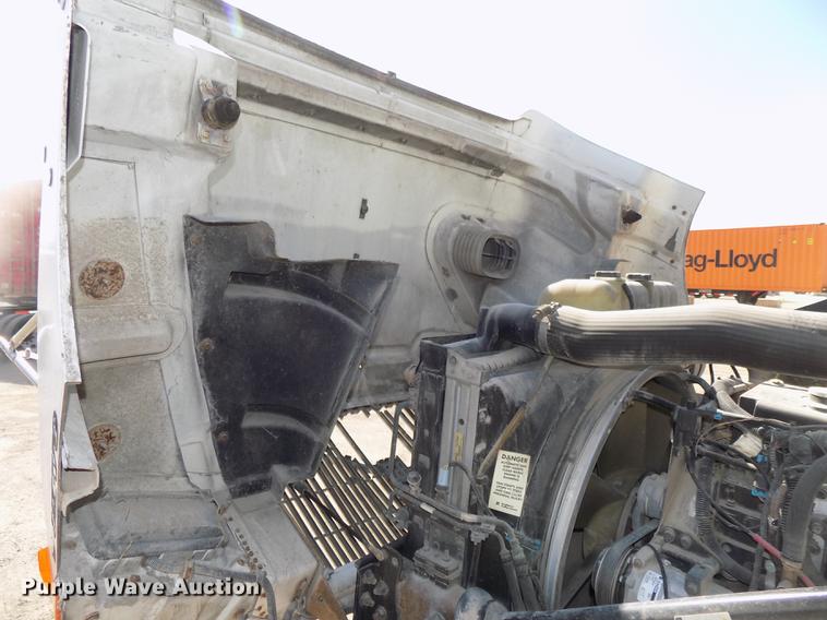 image for item DB8607 2000 Volvo VN semi truck