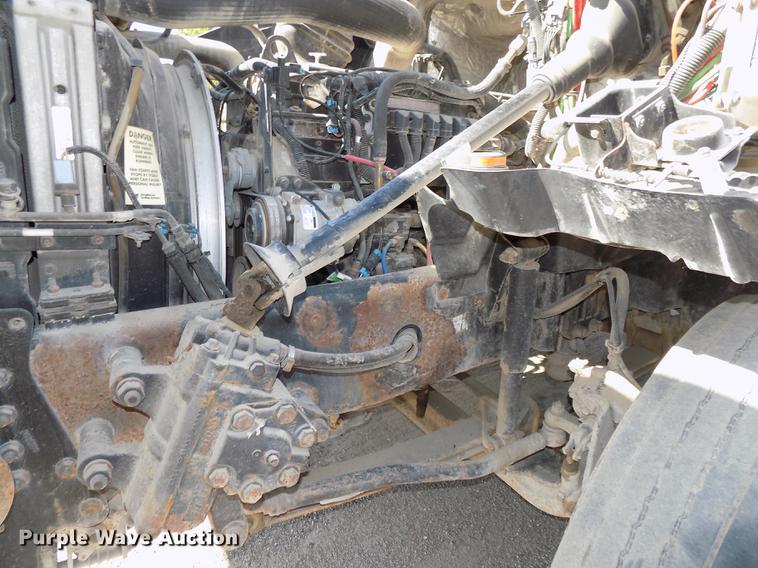 image for item DB8607 2000 Volvo VN semi truck