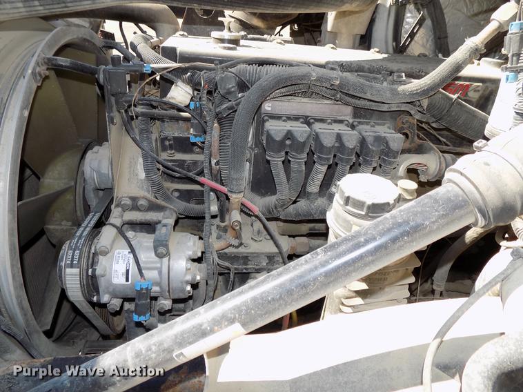 image for item DB8607 2000 Volvo VN semi truck